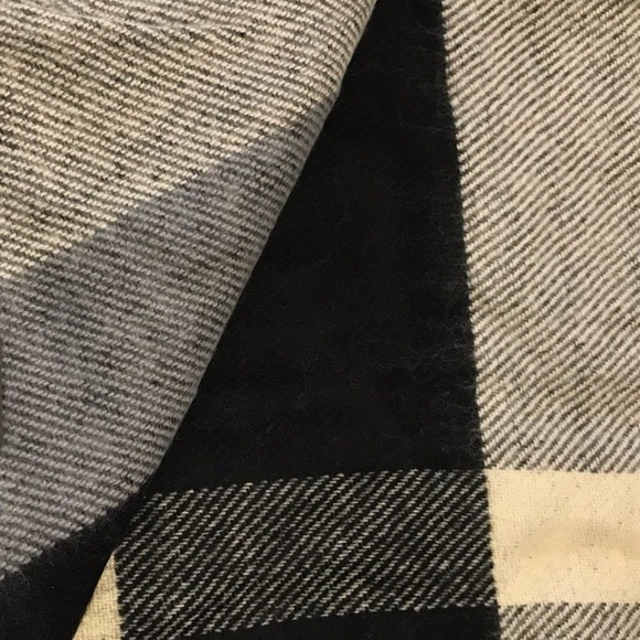 BCBGMAXAZRIA SCARF Reversible wrap - Picture 5 of 6